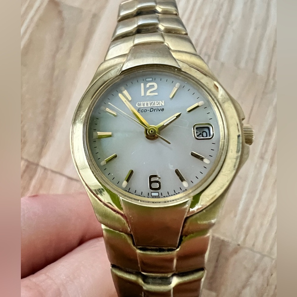 Citizen eco-drive ladies mother of pearl gold tone dress solar watch